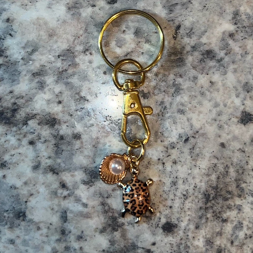 BRAND NEW Cheetah Print & Pearl Keychain